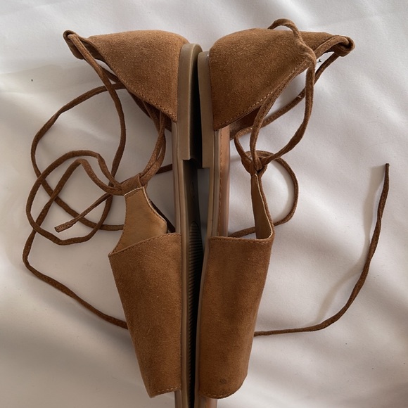 NWOT Camel colored faux suede Universal thread size 9 1/2 sandals. - Picture 5 of 6